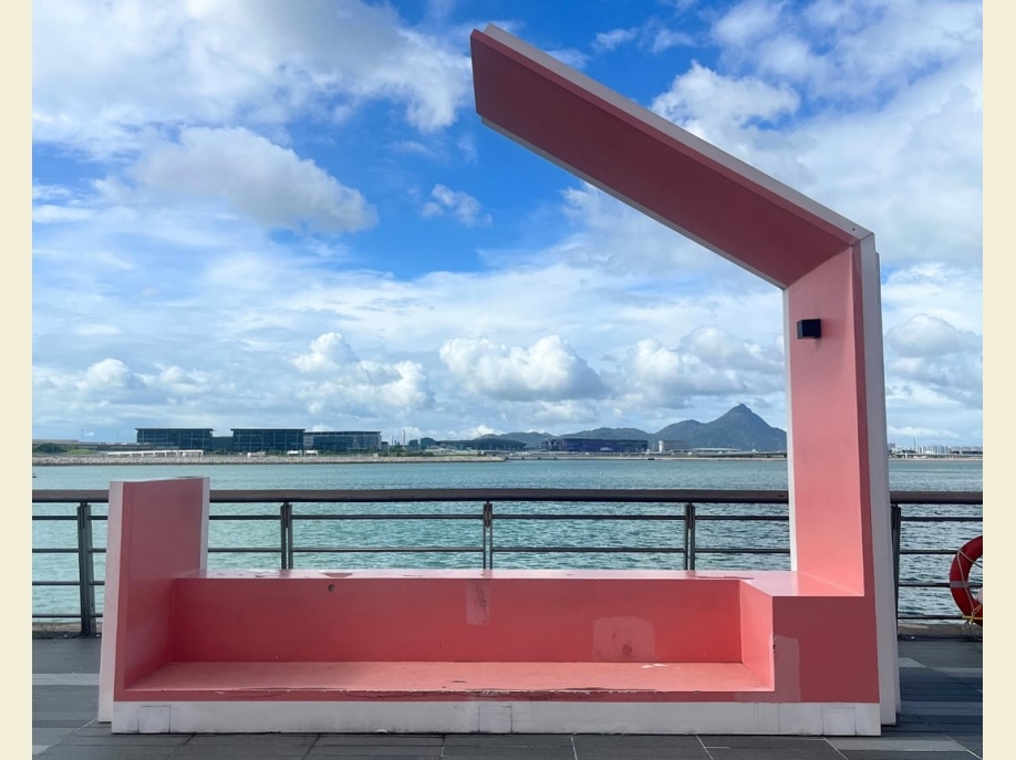 【 東 涌 行 走 間 的 牆 上 驚 喜 】🏞️八號風球前夕，東涌卻難得天朗氣清。「東涌有畫講」社區導賞團如常舉行，帶領參加者細看東涌壁畫背後的故事。我們沿着海堤石壆走去，牆上的壁畫十年間 (4)