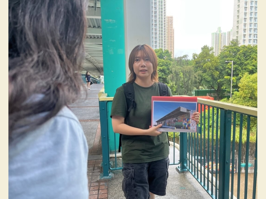 【 東 涌 行 走 間 的 牆 上 驚 喜 】🏞️八號風球前夕，東涌卻難得天朗氣清。「東涌有畫講」社區導賞團如常舉行，帶領參加者細看東涌壁畫背後的故事。我們沿着海堤石壆走去，牆上的壁畫十年間 (1)